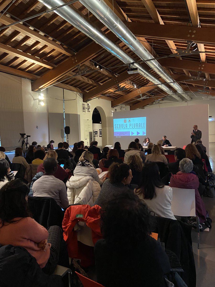 StefanoCiuoffo's tweet image. Scuola #plurale a Prato con @sim0nemangani e @IlariaSanti2 quest’oggi al Museo del Tessuto. #comunità #integrazione #scuola #cultura @regionetoscana