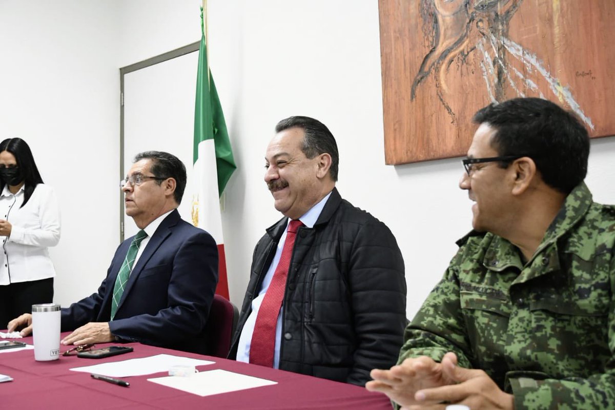 En la Mesa de Seguridad, autoridades estatales y federales recibieron a funcionarios del <a href="/INECoahuila/">INE Coahuila</a> y del <a href="/IEC_Coahuila/">Instituto Electoral de Coahuila</a>, a fin de dar revisión a las acciones en materia de #seguridad que otorguen certeza, antes, durante y después de los comicios electorales de 2023.