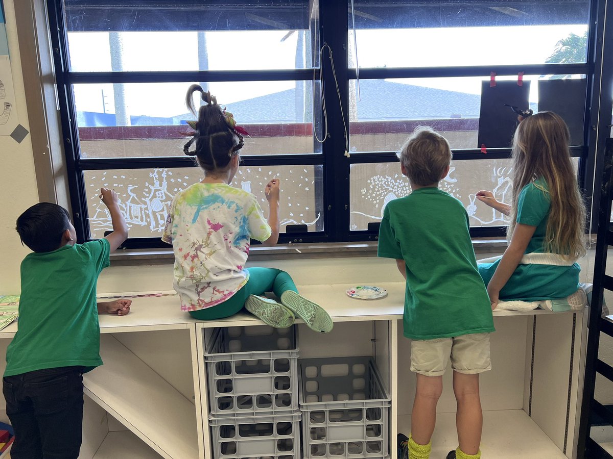 MrsFoht's tweet photo. Grinch Day in the Art Room! 💚 https://t.co/qyBHdVPV2J