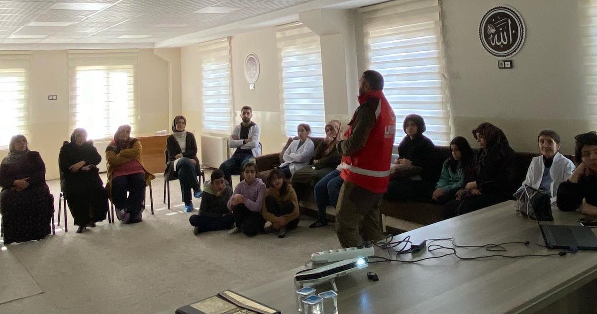 Suphankultur's tweet photo. Kurumumuzda ilk yardımın hayati önemine değinilerek, temel ilk yardım eğitimi hakkında katılımcılar bilgilendirildi. https://t.co/oP3sBUV73E
