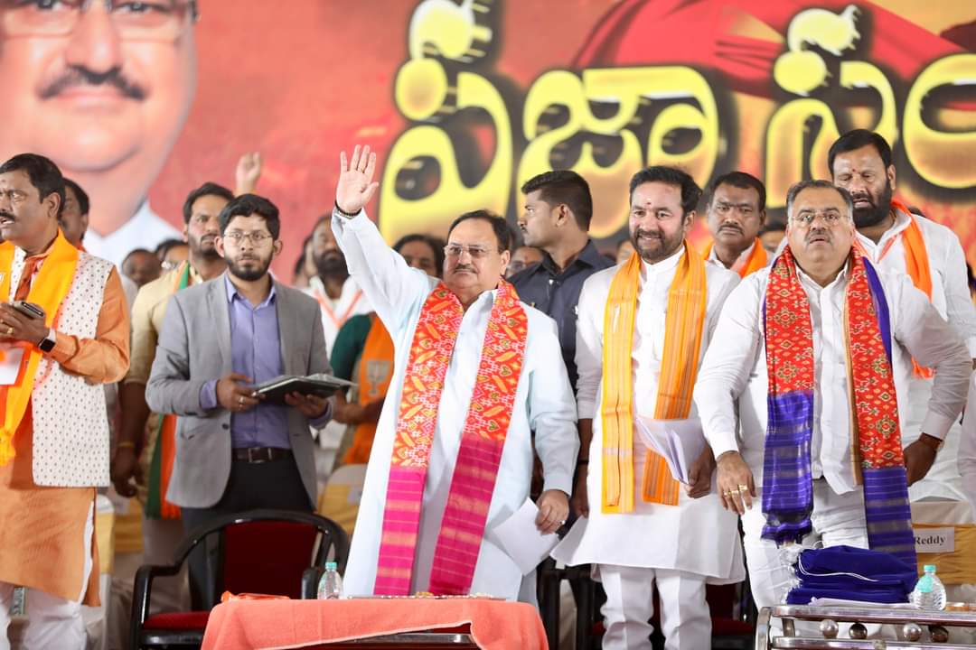 baddammahipal_b's tweet photo. కరీనగర్ #SRRD డిగ్రీకాలేజ్ గ్రౌండ్స్లో @BJP4India జాతీయ అద్యక్షులుశ్రీ @JPNadda గారు విచ్చేసిన
@BJP4Telangana అద్యక్షులు శ్రీ @bandisanjay_bjp గారుచెపట్టిన ప్రజా సంగ్రామ యాత్ర మూగింపు సమావేశానికి జాతియ రాష్ట్ర నాయకులుకార్యకర్తలతో కలిసి పాల్గొనటం జరిగినది.
#PrajaSangramaYatra5 https://t.co/FKnBPF7v9C