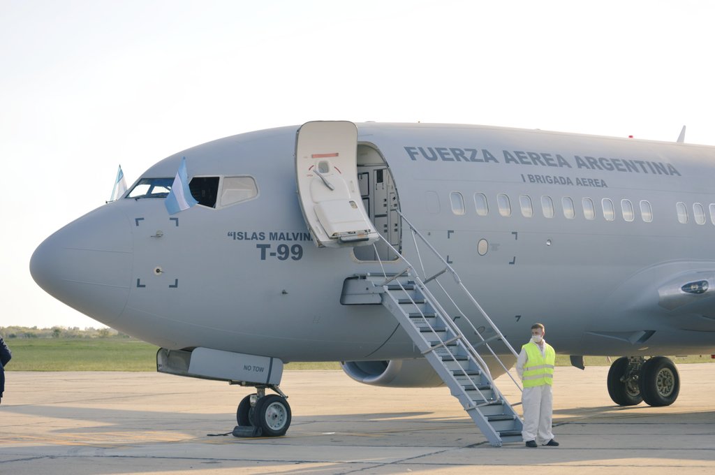 JuanPabloEArias's tweet photo. @flysicardi señalaba q @FuerzaAerea_Arg seria los #Taxistas del @FrenteDeTodos para ir a #Qatar2022. Hoy @edufeiok confirmaba la partida del ✈️ a las 00hs. Mientras #ciudadanos con problemas #cardíacos no tienen insumos para operarse. #FiestaK sigue sin límites. https://t.co/ls9wuGmMYC