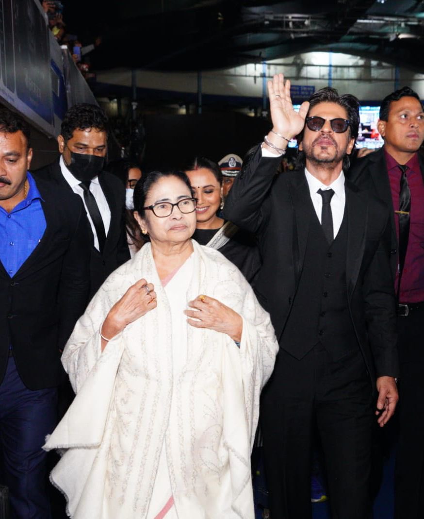 MamataOfficial's tweet photo. I inaugurated the 28th Kolkata International Film Festival today with luminaries like Hon'ble Governor CV Bose, @SrBachchan, Jaya ji, @iamsrk, @ShatruganSinha, @SGanguly99, Rani Mukherjee, among others.

#KIFF as a platform will take our cultural exchange to even greater heights! https://t.co/zxWqfalpgC