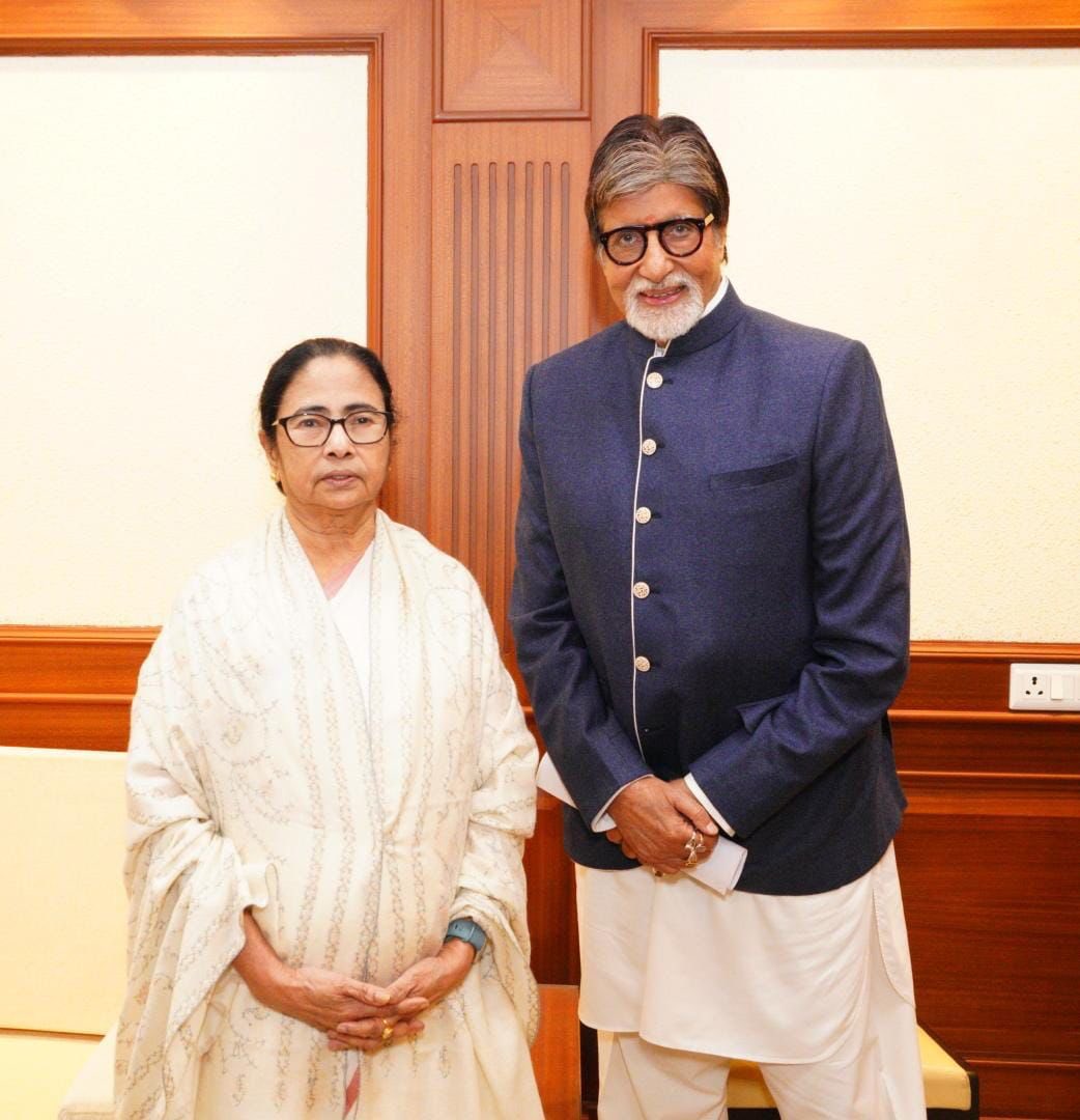 MamataOfficial's tweet photo. I inaugurated the 28th Kolkata International Film Festival today with luminaries like Hon'ble Governor CV Bose, @SrBachchan, Jaya ji, @iamsrk, @ShatruganSinha, @SGanguly99, Rani Mukherjee, among others.

#KIFF as a platform will take our cultural exchange to even greater heights! https://t.co/zxWqfalpgC