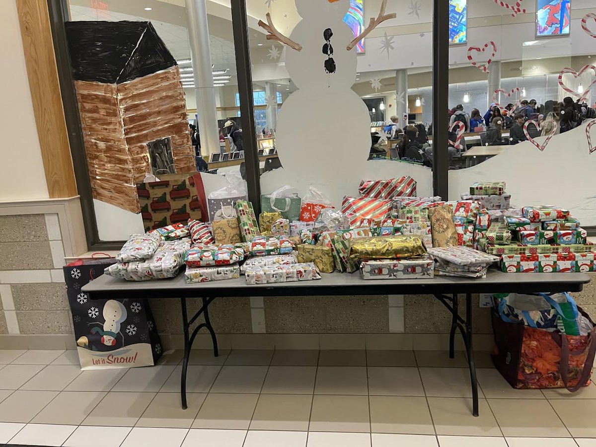🎁🎁 Presents on Display 🎁🎁
Our Families from The Santa Foundation will be receiving some wonderful presents!  Happy Holidays from Peer Leadership 🎅🏻🎄🤶🏻🕎  Thank you FHS Teachers, Students &amp; Mr. Hanna for your support! <a href="/FHSPantherbook/">Pantherbook</a> @MrHanna_FHS