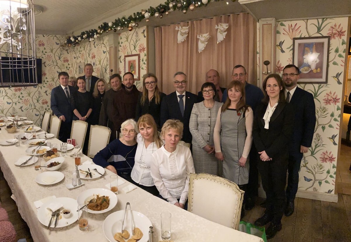15.12. Ambasador Krzysztof Krajewski uczestniczył w  spotkaniu wigilijnym zorganizowanym przez Agencję Konsularną RP w Smoleńsku, w którym wzięli udział przedstawiciele smoleńskich organizacji polonijnych, duchowieństwa oraz nauczyciele języka polskiego.