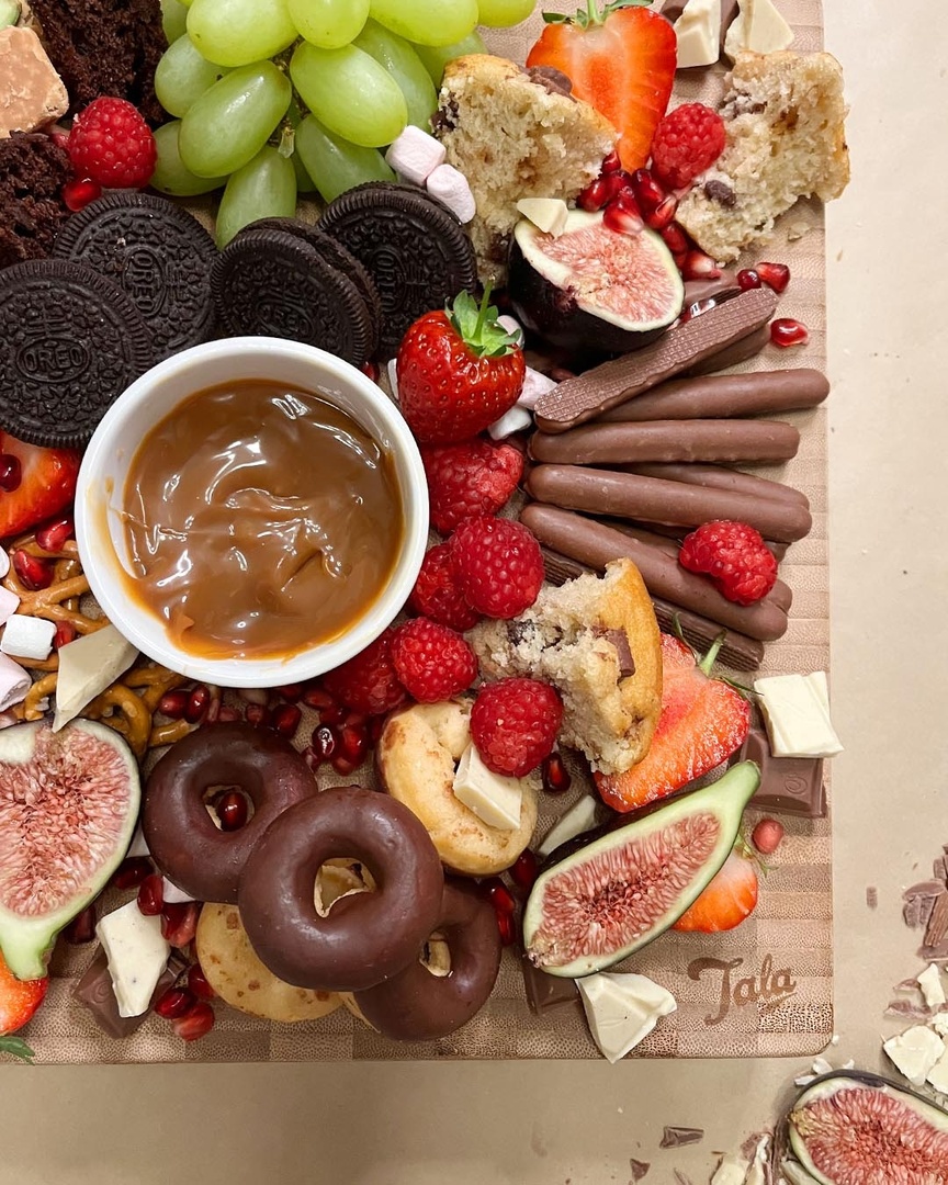 TalaCooking's tweet photo. Our sustainable bamboo sharing board can fit a little something for everyone! 🍓🍩

What treats will you being sharing with your guests? Let us know below! 👇

#sharingboard #partyfood https://t.co/08zQVOSUa1