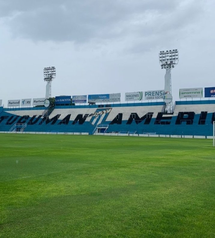 Aquí las tribunas no se caen 😃