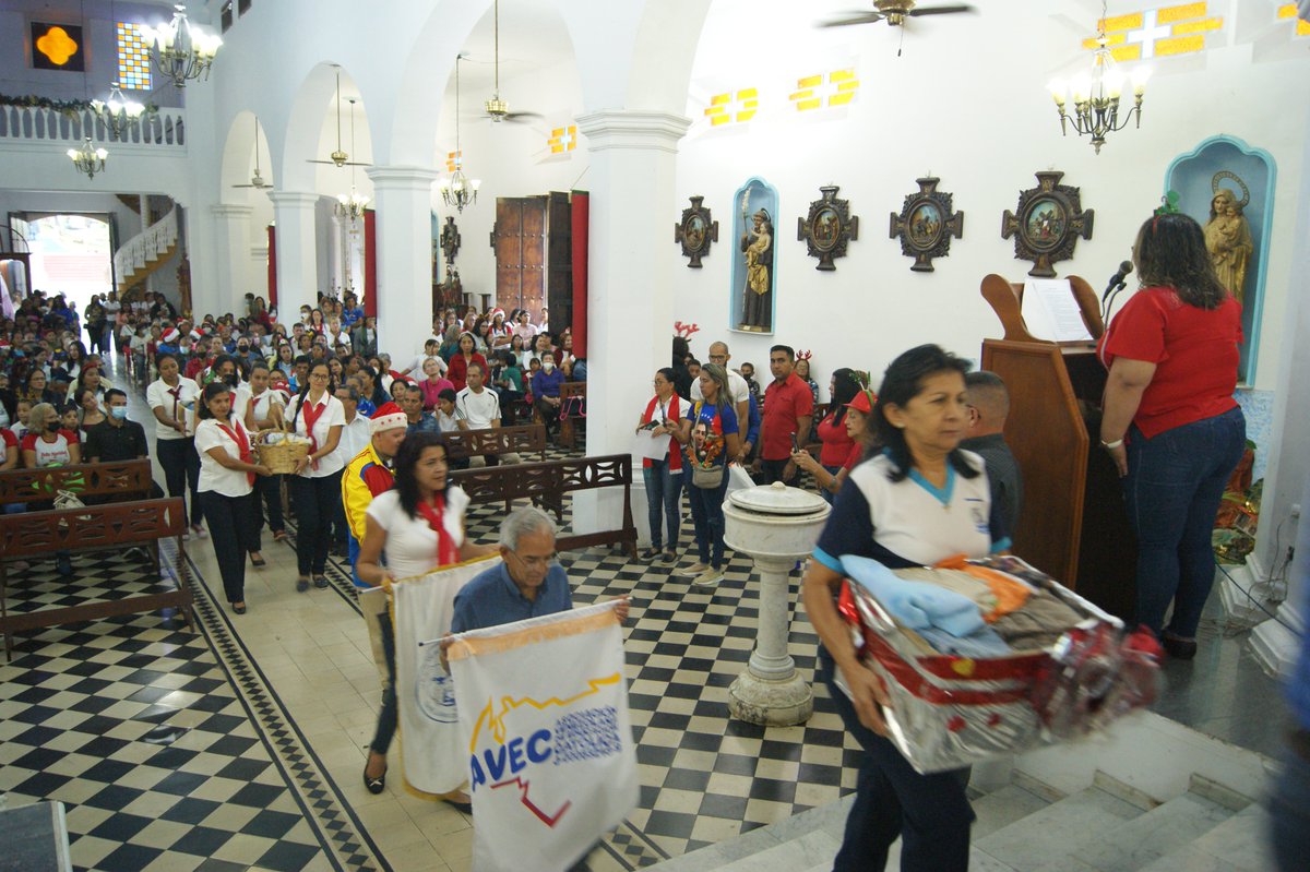 fundabitguaric2's tweet photo. Con gran alegría y jubilo se celebró la Misa de Aguinaldo del sector Educativo, dando gracias a todos los educadores que dan vida en cada plantel escolar en el Estado Guárico por y para la educación del futuro. 
@NicolasMaduro @_LaAvanzadora @RiveroJilberto2
  #FestivalDePesebres https://t.co/IJwxGbnFHE
