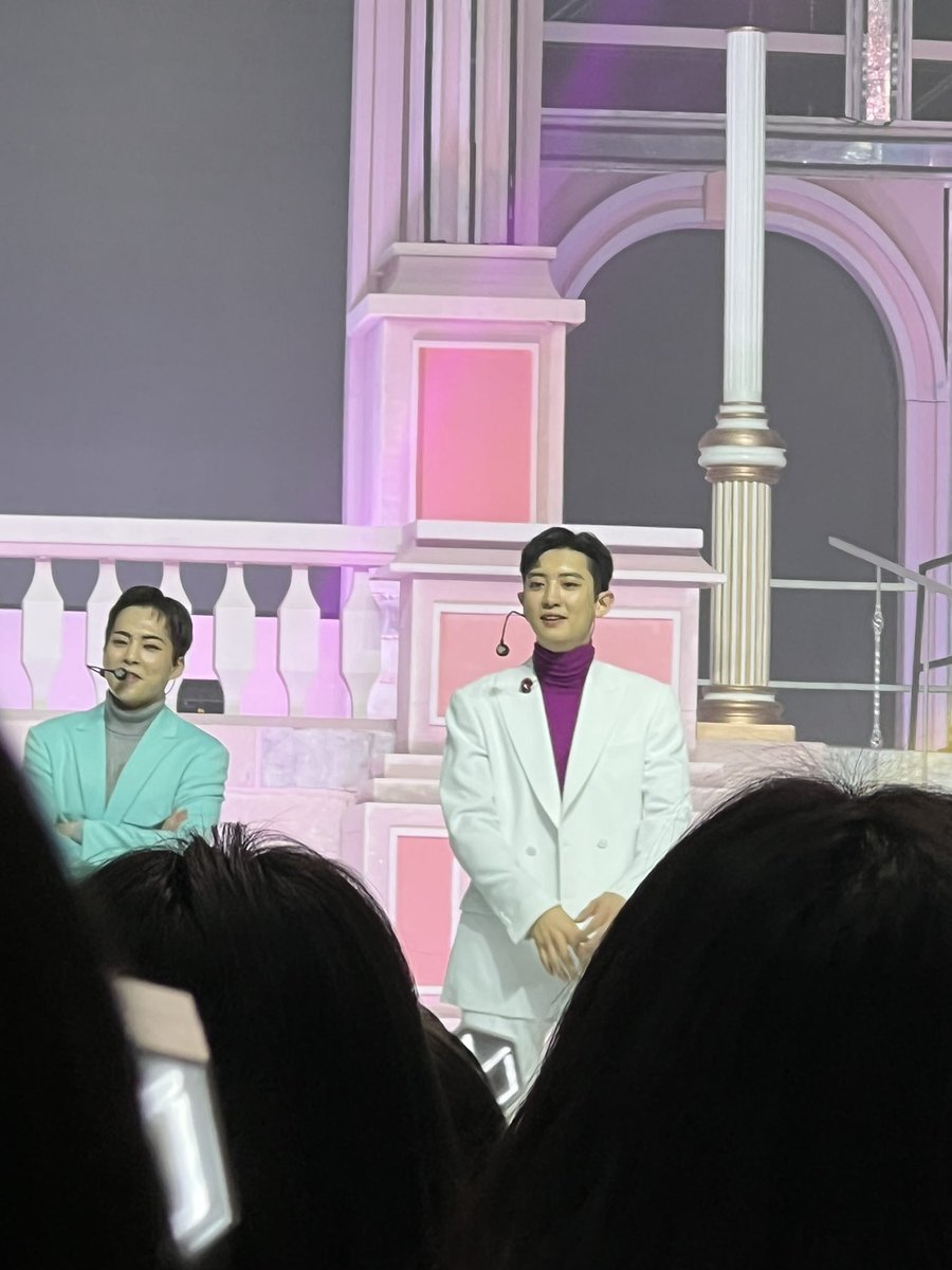 EXOGlobal's tweet photo. [LQ] 221215 #EXO @ Pre-recording for 2022 Winter SMTOWN: SMCU Palace 
Cr. audibbh

#EXO #엑소 @weareoneEXO https://t.co/H2alPLiiHc