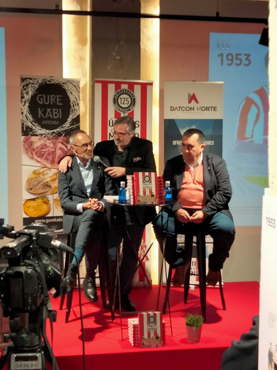 ChromaJon's tweet photo. Un recuerdo fotográfico de la presentación del libro #ÚnicosEnElMundo (@BAOBILBAO) sobre la historia de  @AthleticClub de dos grandes: @TomasOndarra y @Crespo_Inigo. https://t.co/TRB9r7rTR6