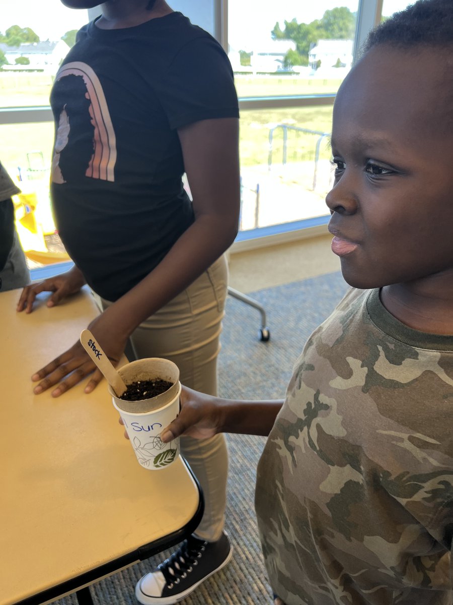 HillpointHusky's tweet photo. Mrs Orgills 4th grade class are also growing plants! #12daysofholidayfunandlearning
#HPLeadersofthePACK
#BuildingtheBestSPS https://t.co/DnoPq7xUm3