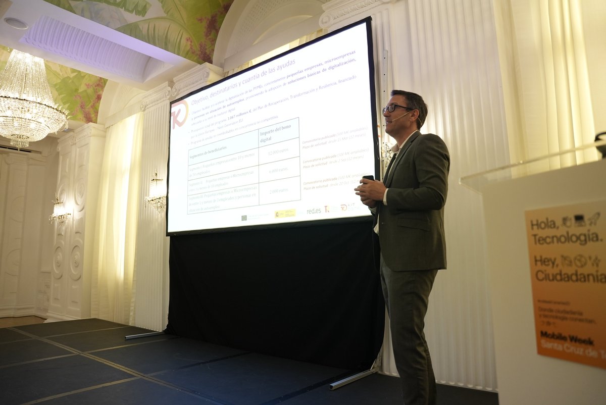 mWeek_MWC's tweet image. Gran día de #mWeekCanarias22 en @santacruz_ayto. 🙌

💬 📲 Hemos aprendido sobre el Kit Digital con Victor Rodrigo, Subdirector de Sistemas de Información en @redpuntoes.

💻 🚩Miriam Puente, Técnica en Ciberseguridad en @INCIBE nos ha hablado sobre #Ciberamenazas.