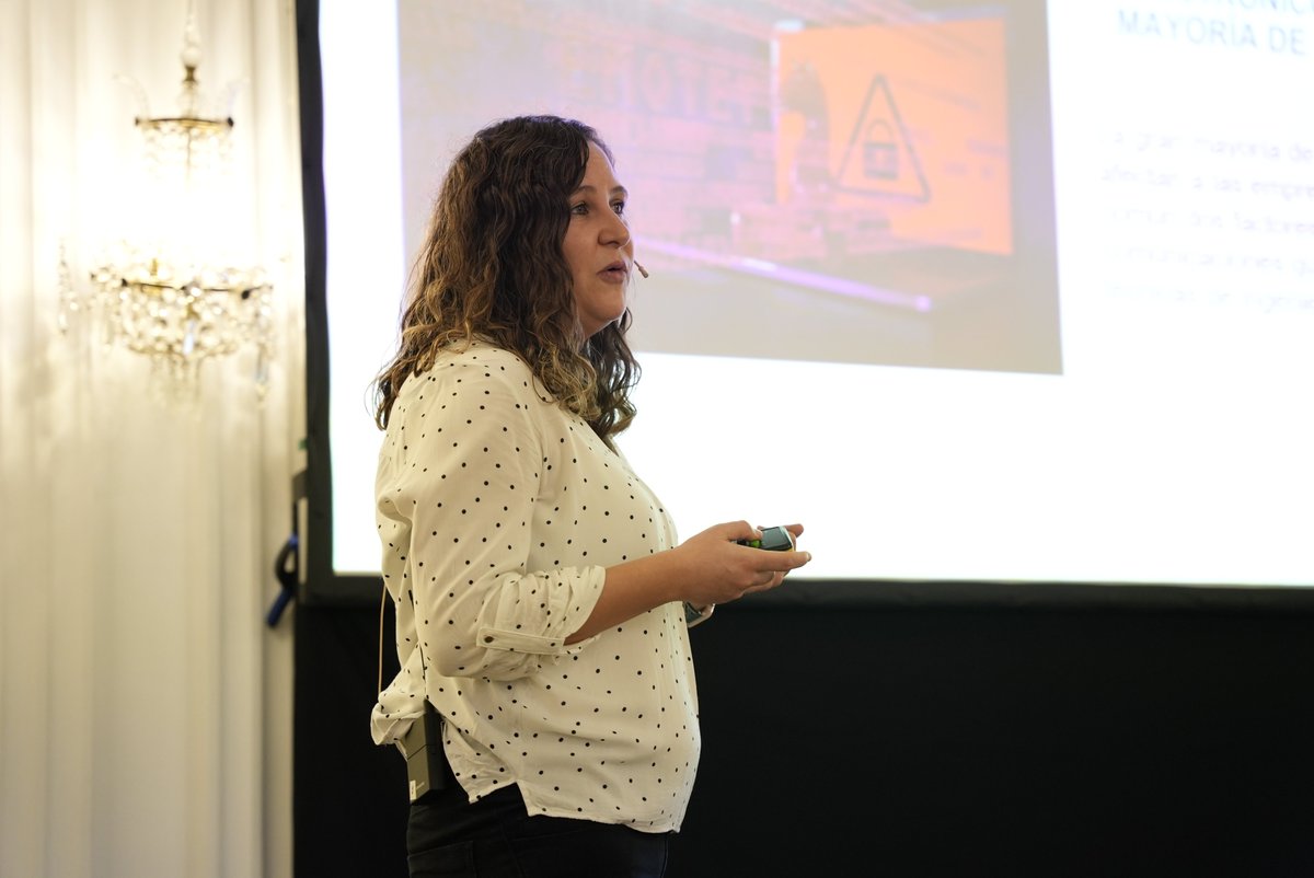 Gran día de #mWeekCanarias22 en <a href="/santacruz_ayto/">Ayuntamiento de Santa Cruz de Tenerife</a>. 🙌

💬 📲 Hemos aprendido sobre el Kit Digital con Victor Rodrigo, Subdirector de Sistemas de Información en <a href="/redpuntoes/">Red.es</a>.

💻 🚩Miriam Puente, Técnica en Ciberseguridad en <a href="/INCIBE/">INCIBE</a> nos ha hablado sobre #Ciberamenazas.