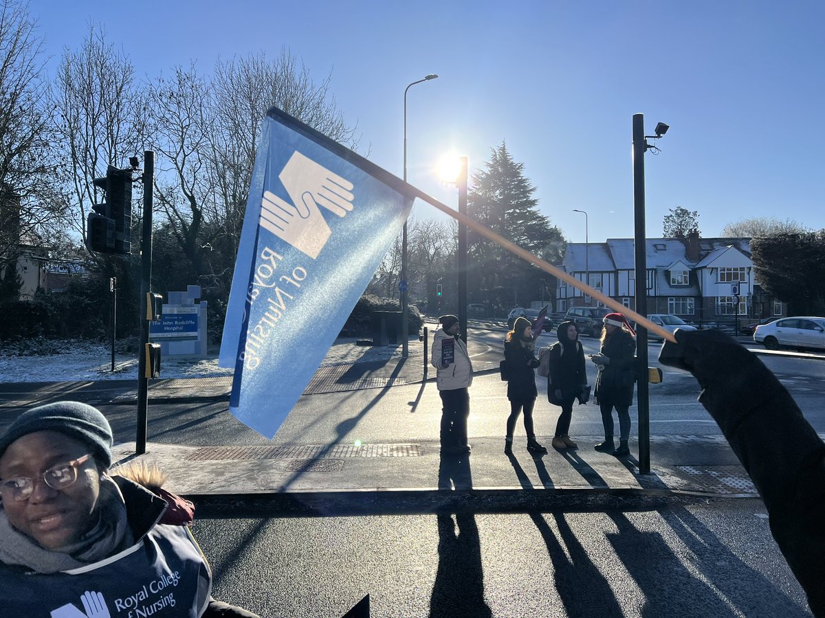 The ☀️came out to support the @theRCN #Nursingstrike thanks to @SouthEastRCN for the amazing organisation #EnoughlsEnough #FairPayforNursing #oxford