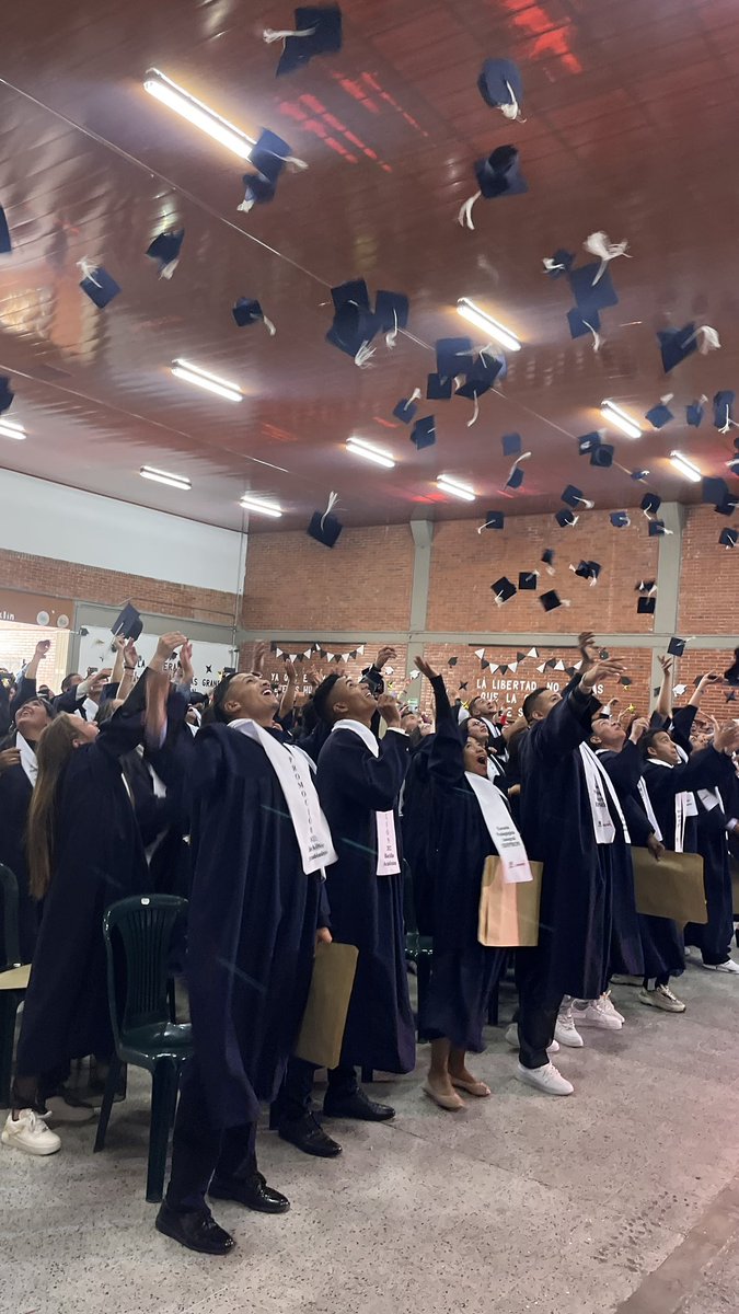 idipronbogota's tweet photo. ¡Y así comienza una nueva etapa en la vida de estos jóvenes!
🔝Logro desbloqueado ✅
👩🎓🧑🎓Felicitaciones jóvenes #Prom2022 🎓
#Grados2022 #NuevosComienzos @ClaudiaLopez @Bogota https://t.co/6iz1KKBosf