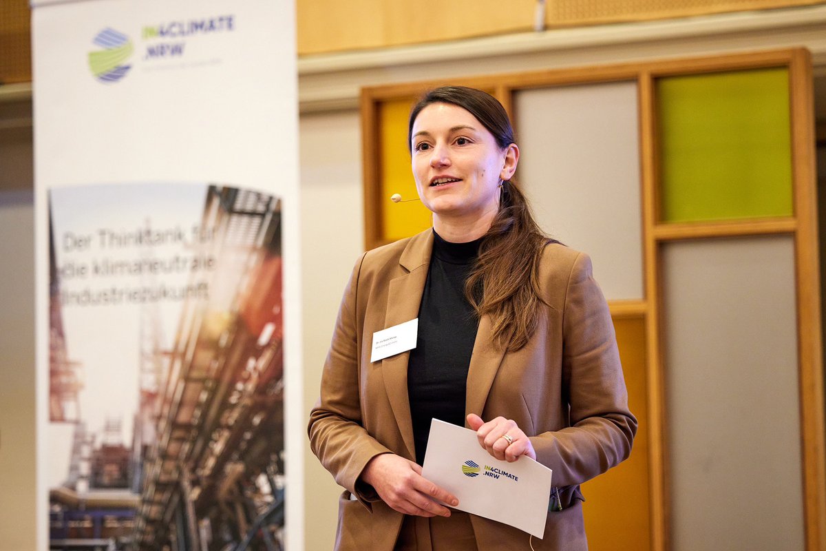 20 Industrieunternehmen und elf Branchen- und Technologieverbände schmiedeten heute mit NRW-Wirtschaftsministerin <a href="/MonaNeubaur/">Mona Neubaur</a> und <a href="/UReichardt/">Ulf Reichardt</a> von @NRW_E4C einen Pakt für Klimaneutralität und Wettbewerbsfähigkeit - Klimaschutz stärkt im Wettbewerb #IndustriepaktNRW