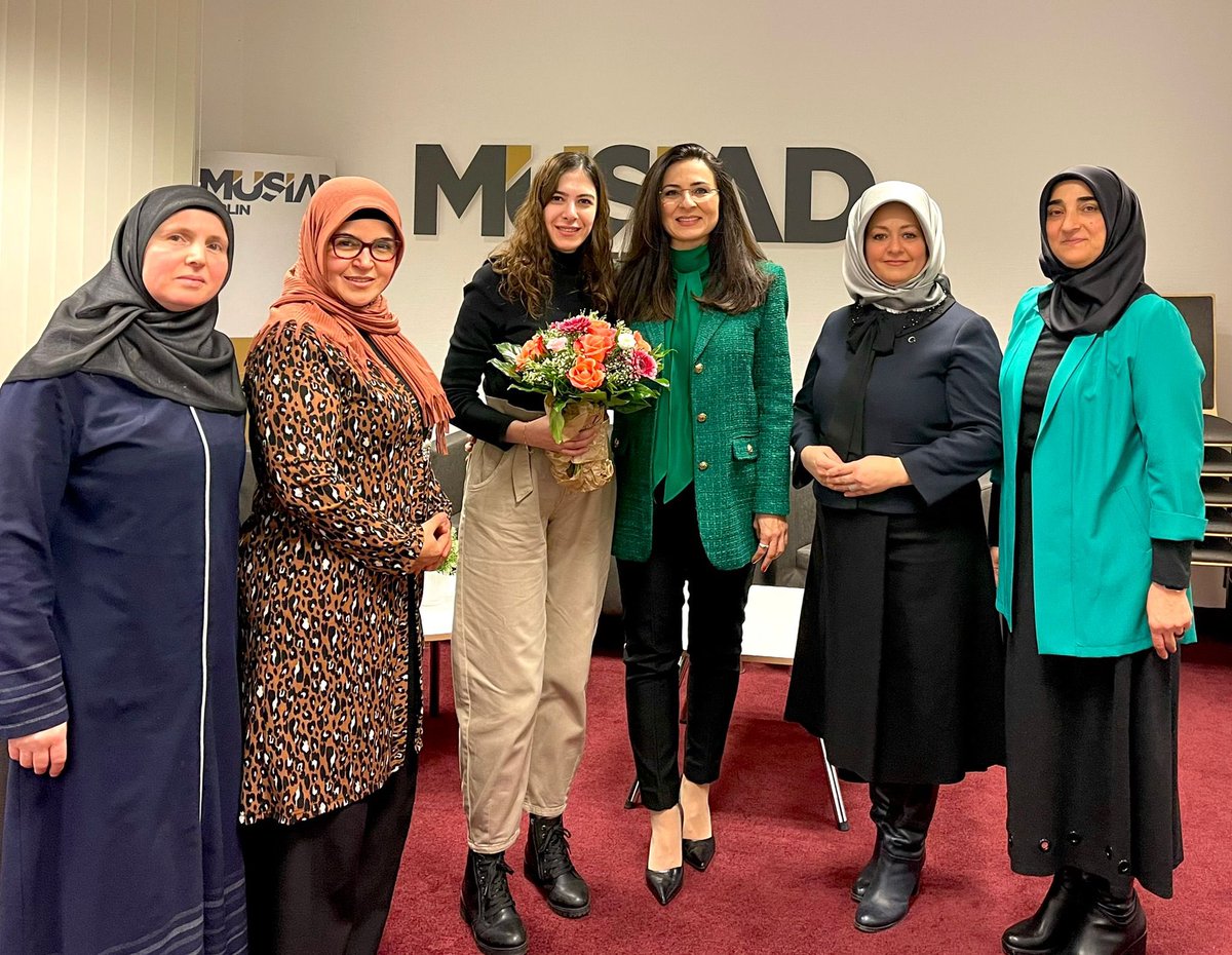 u_i_dwomenhq's tweet photo. UID Berlin kadın kolları, Müsiad Berlin kadın komitesinin düzenlediği “Ruhumuz neden hastalanır” konulu interaktif seminerine katıldılar.
Uzman psikolog Nisa Ayyıldız Salha hanım tarafından sunuldu.
Sultan hanım ve emeği geçenlere teşekkür ederiz.
#UIDWomen
#UIDWomenBerlin https://t.co/dAuKqTQKMr