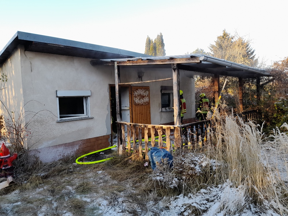 FwPotsdam's tweet photo. #Bungalowbrand
Die @FwPotsdam war heute mit den freiwiligen Kameraden der #FFDrewitz zu einem gemeldeten Bungalowbrand in der Kleingartenanlage am Schlaatz alarmiert.
Der Brand konnte schnell gelöscht werden..
#FürPotsdamimEinsatz https://t.co/uDQIUraSAg
