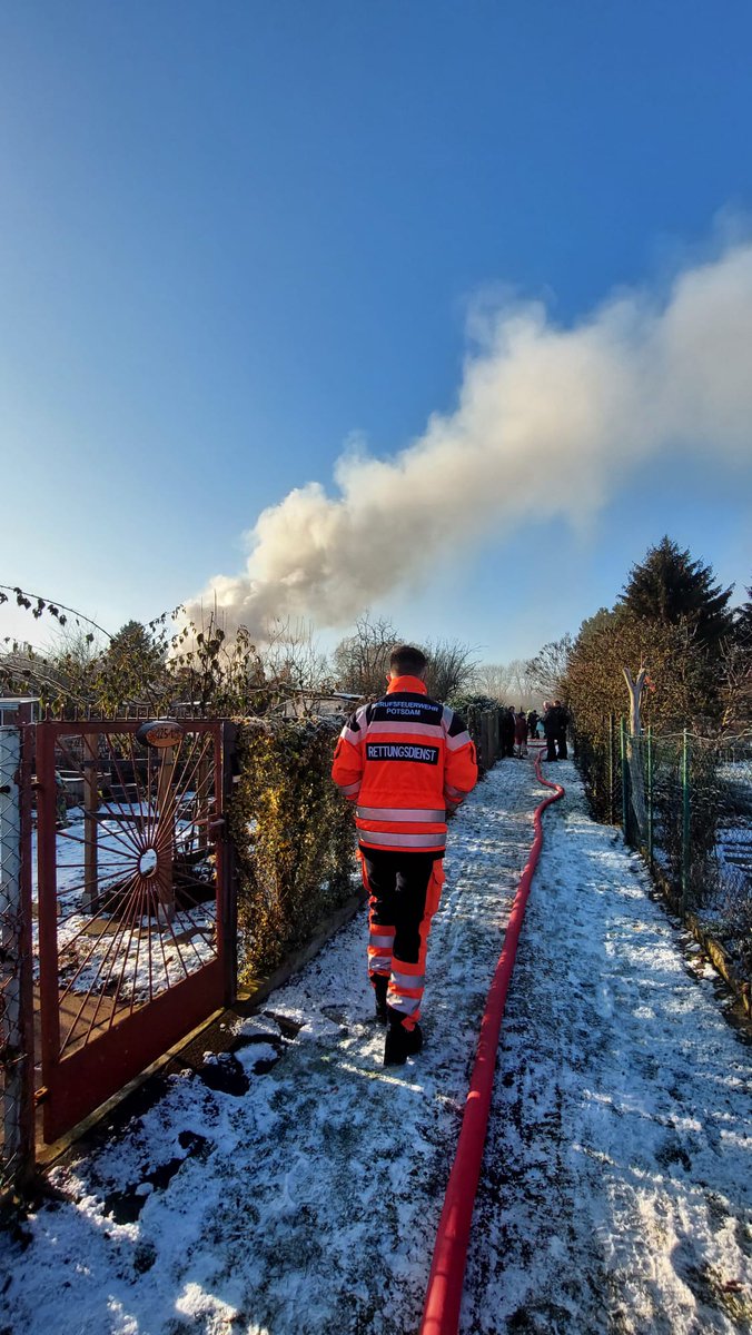 FwPotsdam's tweet photo. #Bungalowbrand
Die @FwPotsdam war heute mit den freiwiligen Kameraden der #FFDrewitz zu einem gemeldeten Bungalowbrand in der Kleingartenanlage am Schlaatz alarmiert.
Der Brand konnte schnell gelöscht werden..
#FürPotsdamimEinsatz https://t.co/uDQIUraSAg