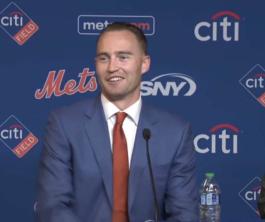 CaseyJ_516's tweet photo. Brandon in a suit and a smile 😀 #Met4life https://t.co/uwZHfNHiOb