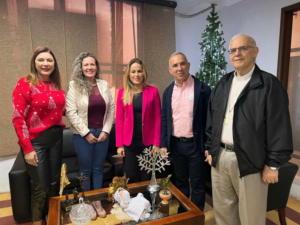Buenos días #Táchira. Hoy junto a mi esposa <a href="/KaremDeBernal/">Karem Durán de Bernal</a> asistimos a la Catedral de San Cristóbal a la 1era Misa de Aguinaldo oficiada por el Monseñor <a href="/mmorontar/">mario moronta r</a>, donde oramos y pedimos salud, unión, paz y prosperidad para todo el pueblo tachirense.