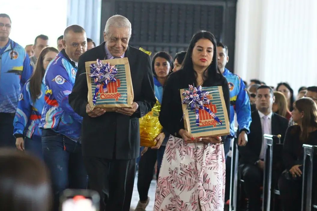 FreddyBernal's tweet photo. Buenos días #Táchira. Hoy junto a mi esposa @KaremDeBernal asistimos a la Catedral de San Cristóbal a la 1era Misa de Aguinaldo oficiada por el Monseñor @mmorontar, donde oramos y pedimos salud, unión, paz y prosperidad para todo el pueblo tachirense. https://t.co/v4oZoRBRd8