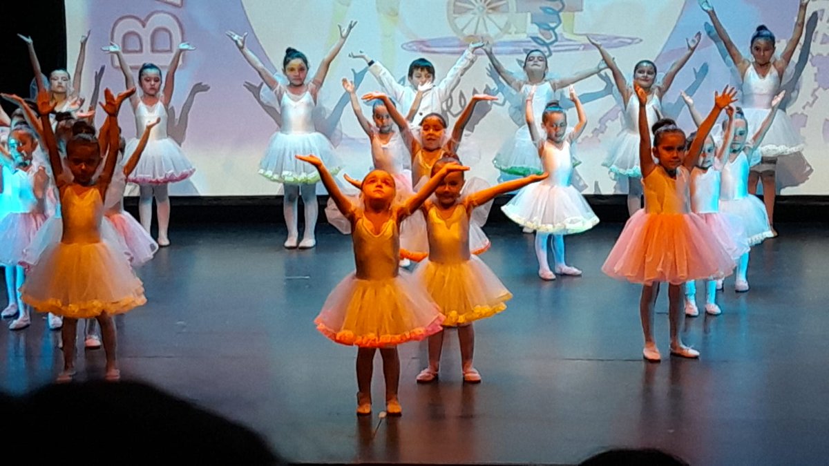 almendra_ovalle's tweet photo. No puedo más de la emoción de ver a la Cele bailar ayudaaaaa un babero https://t.co/gDAnO0UwnK