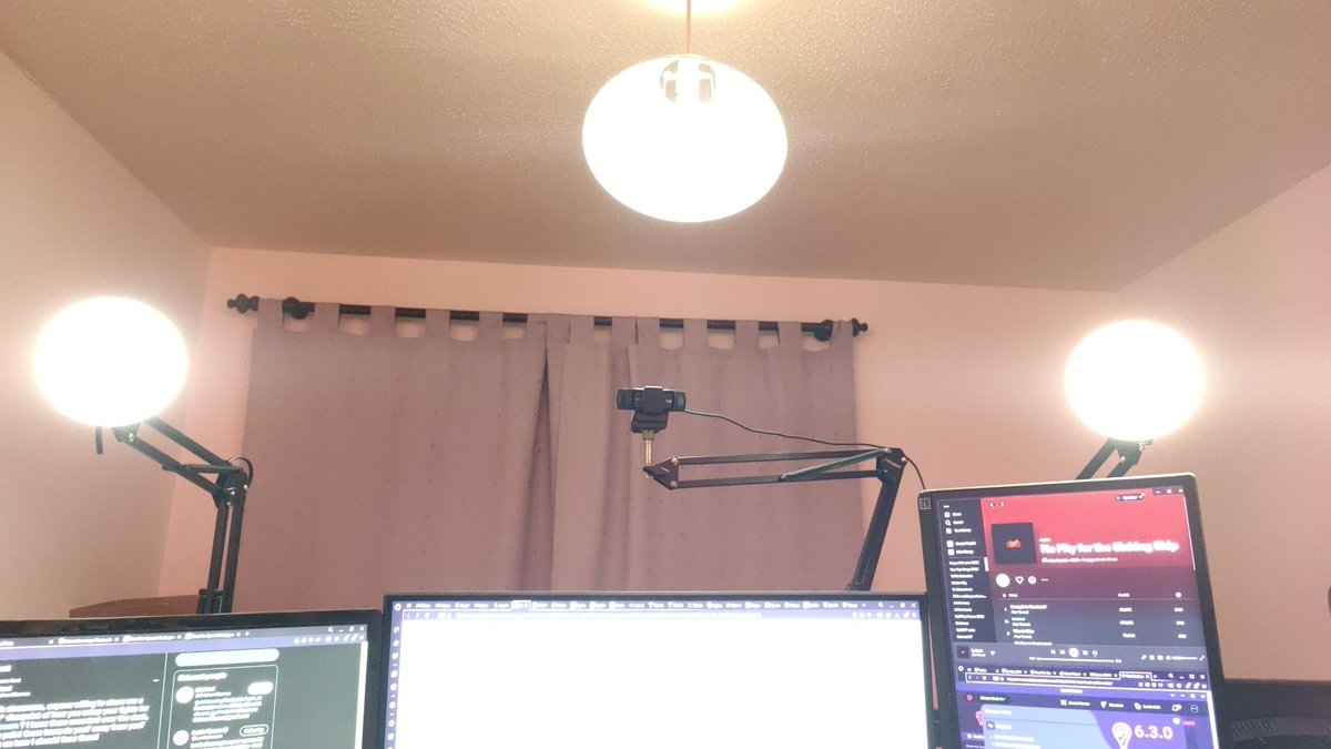 Synister_CASH's tweet photo. @GrishordGames @LumiaStream Middle one is the room light with the shade angled to direct light at me as well https://t.co/61lZz1Wodx