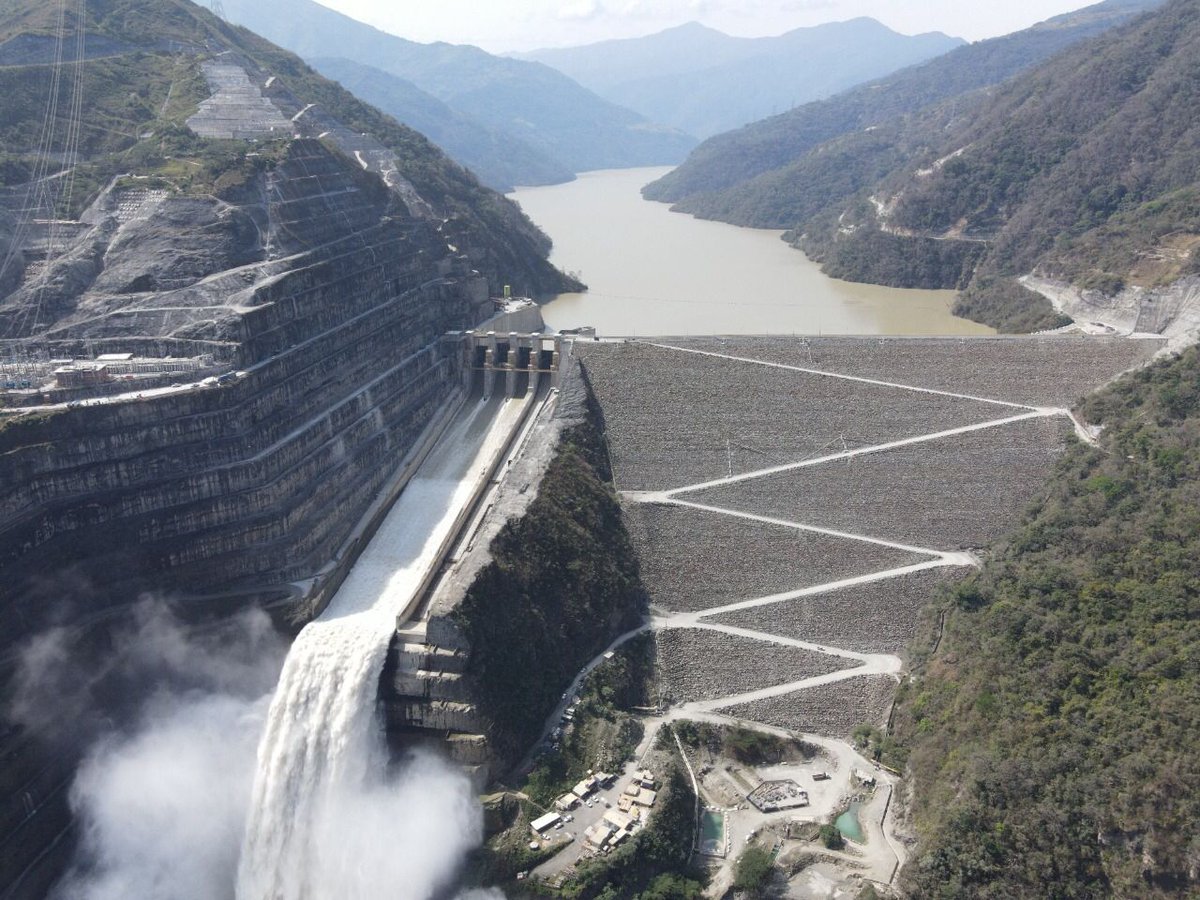 EPMestamosahi's tweet photo. La Central #Hidroituango ya cumple sus primeras 24 horas en operación continua, entregando energía al mercado nacional. EPM hizo su declaración diaria de disponibilidad de la central ante el operador del mercado XM hoy jueves 15 de diciembre. Continúa hilo 👇 https://t.co/TN7fX4wT2r