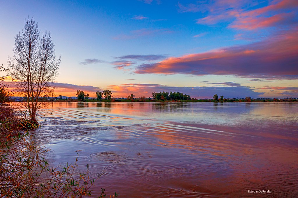 Hoy he ido a ver la zona del Azud y me he encontrado con el cielo pidiendo disculpas por lo de estos días, o eso me ha parecido.... Buenas noches. #Badajoz #Extremadura #Efrain