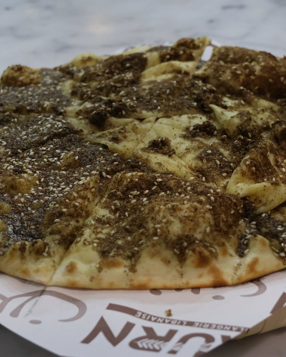 Chez <a href="/AGeaam/">Alan Geaam</a> , les chansons de #Fairuz, la diva libanaise, constituent la bande-son du Faurn et des ses #man2ouches
arab.news/42ewd