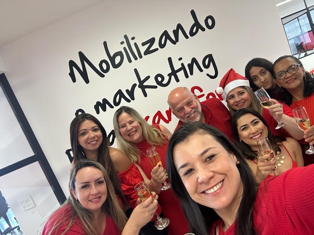 abatransformar's tweet photo. Ano desafiador e que vai terminando com muitas conquistas e amor entre está pequena grande equipe.
Saúde 🍾🍾🍾
#WeAreABA #ABAsTeam #aba #aba2022 #aba2025 #abatransformar #abaessencial 
 #abaacasadosanunciantes👊 https://t.co/H8oo45JGm7