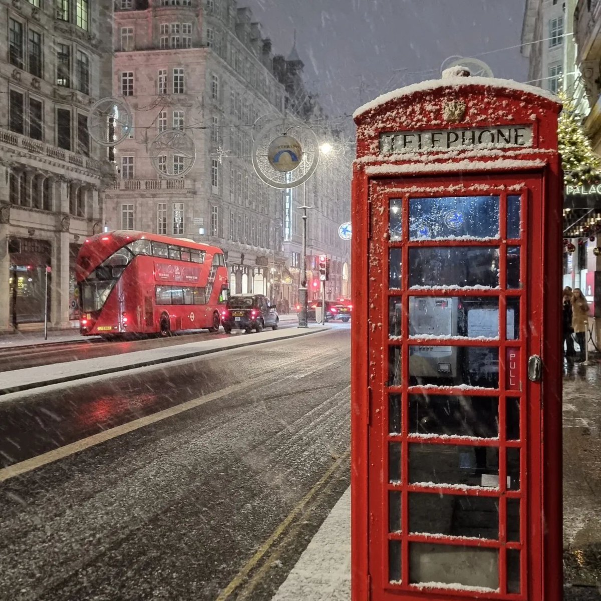 O ônibus de dois andares, a cabine telefônica vermelha e com a neve caindo... aaah Londres 😍😍😍❄️☎️🚌

📌: Londres, Inglaterra 

📸:@klight13 

#london #snow #whitechristmas #londonweather #cityscape
