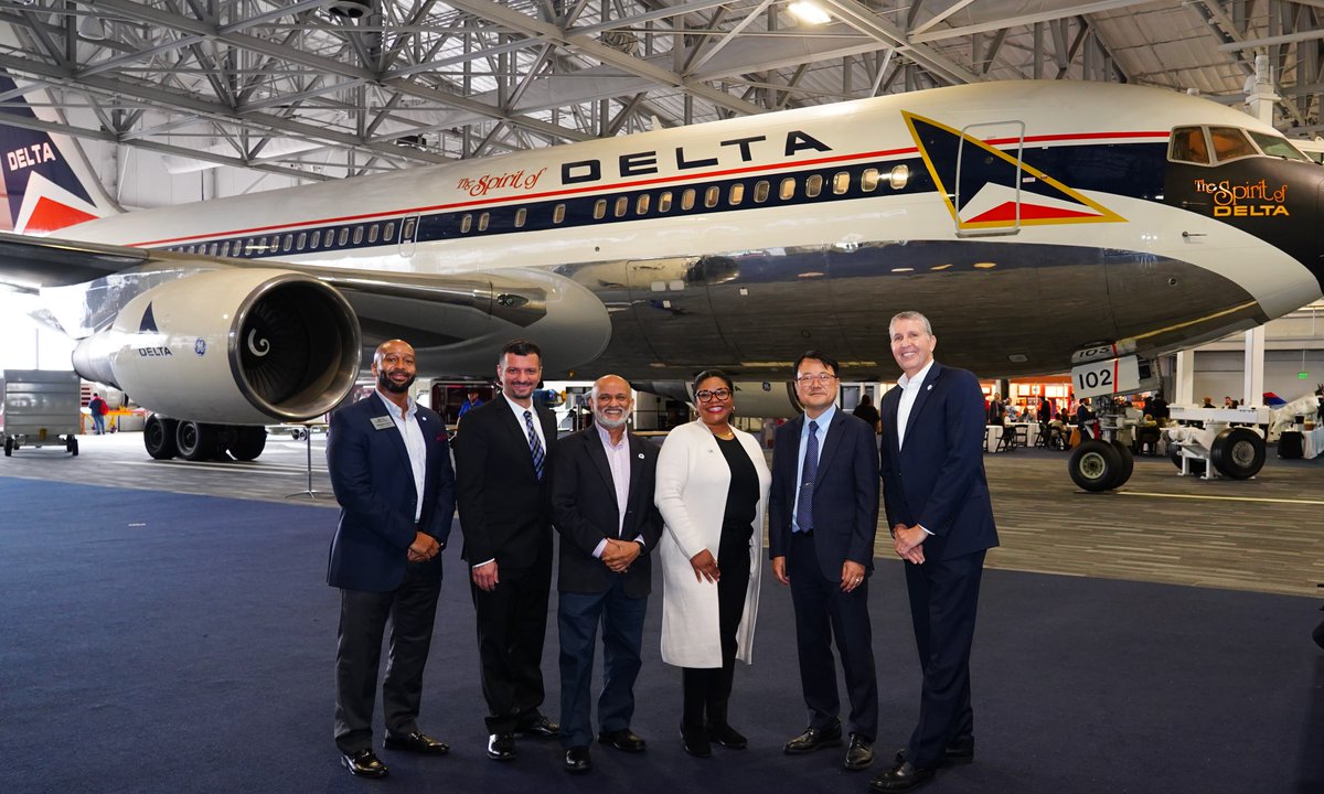 RobinsonCollege's tweet image. With #gradseason upon us, Robinson College of Business is proud to congratulate the first @Delta Analytics Academy graduating cohort! #RCBGradLife #DeltaDifference #KeepFlying #GSU22