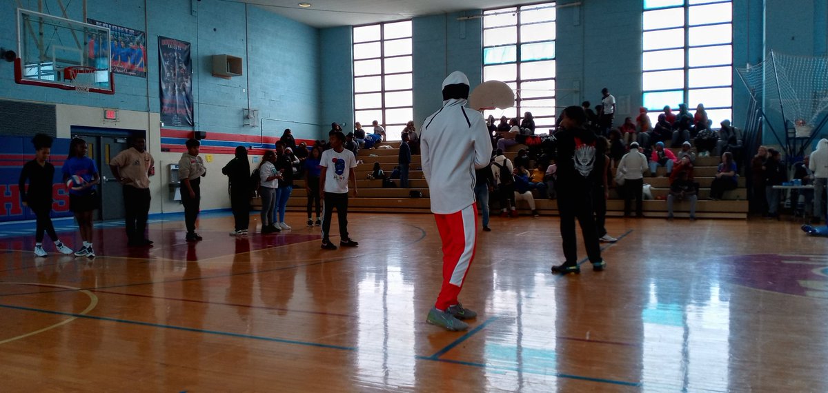 KFitzpatric's tweet photo. Fun staff vs student volleyball game at Southeast. @kcpublicschools https://t.co/GY2BoH18eF