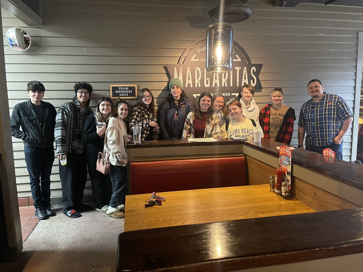 Cris_Leonel7's tweet photo. FOH Team member meeting went very well blessed to be with this team!@Emhiggins16 @Chilis #Best773 #Sparkle #ChilisClean #773Future https://t.co/vMHcmDBdDI