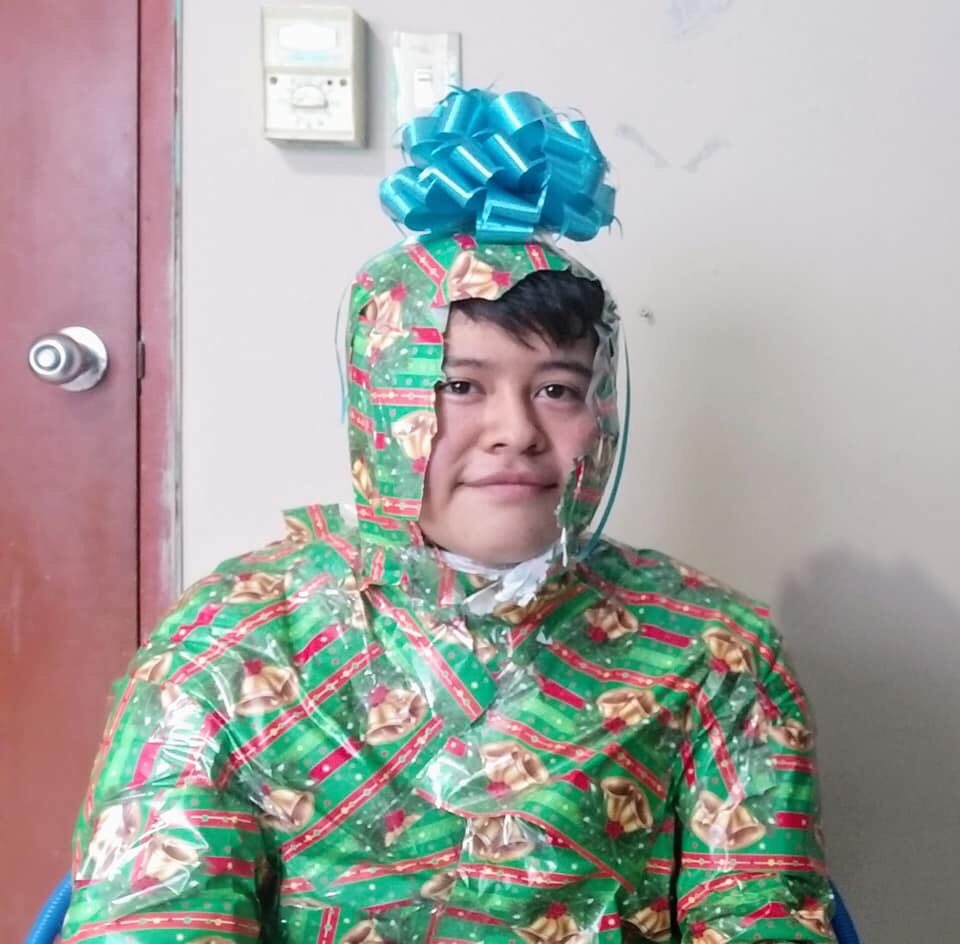 Yo el 24 abajo de tu arbolito