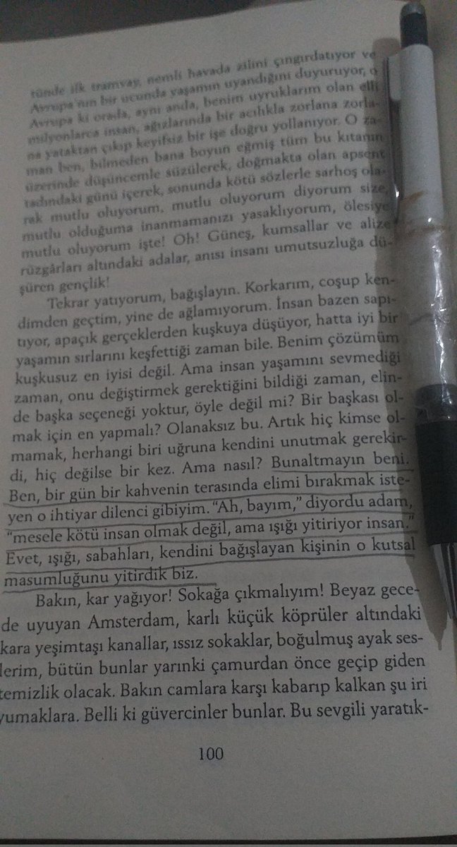Bunaltmayın beni. Ben, bir gün kahvenin terasında elimi bırakmak isteyen ihtiyar dilenci gibiyim. "Ah bayım," diyordu adam, "mesele kötü insan olmak değil, ama ışığı yitiriyor insan." Evet, ışığı, sabahlaları, kendini bağışlayan kişinin o kutsal masumlugunu yitirdik biz. 
(Camus)