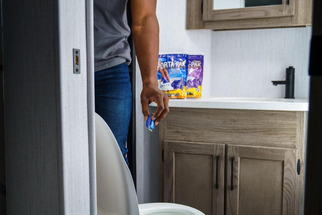 RVinspiration's tweet photo. How To Maintain RV Holding Tanks https://t.co/GZr37TAYc4 https://t.co/a30vQNoFlz