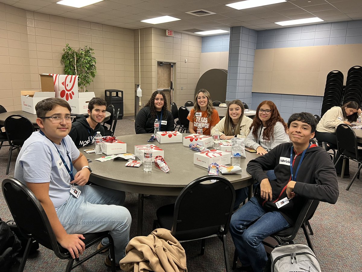 Lunch with our <a href="/momentumedutx/">Momentum Education</a> Leadership group and the best mentor ever, <a href="/rodzgalileaa/">gali ʚїɞ</a>!! 👏❤️👏❤️