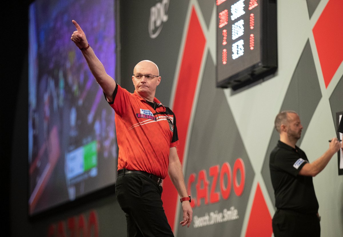 dartn_de's tweet image. Der erste Sieger bei der #DartsWM 2023 wurde gefunden! @C10noeCyclone gewinnt das Eröffnungsspiel mit 3-1 in den Sätzen gegen den Neuseeländer #BenRobb. Mansell legte einen starken Start hin, spielte einen 112er-Set-Average und trifft heute noch auf den amtierenden Weltmeister.