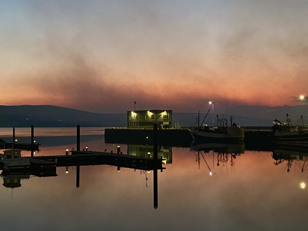 kieranmurphy's tweet photo. Gorse fire smoke in Dingle. #eerie #pollution #climatechange https://t.co/c3KZaW5KtE