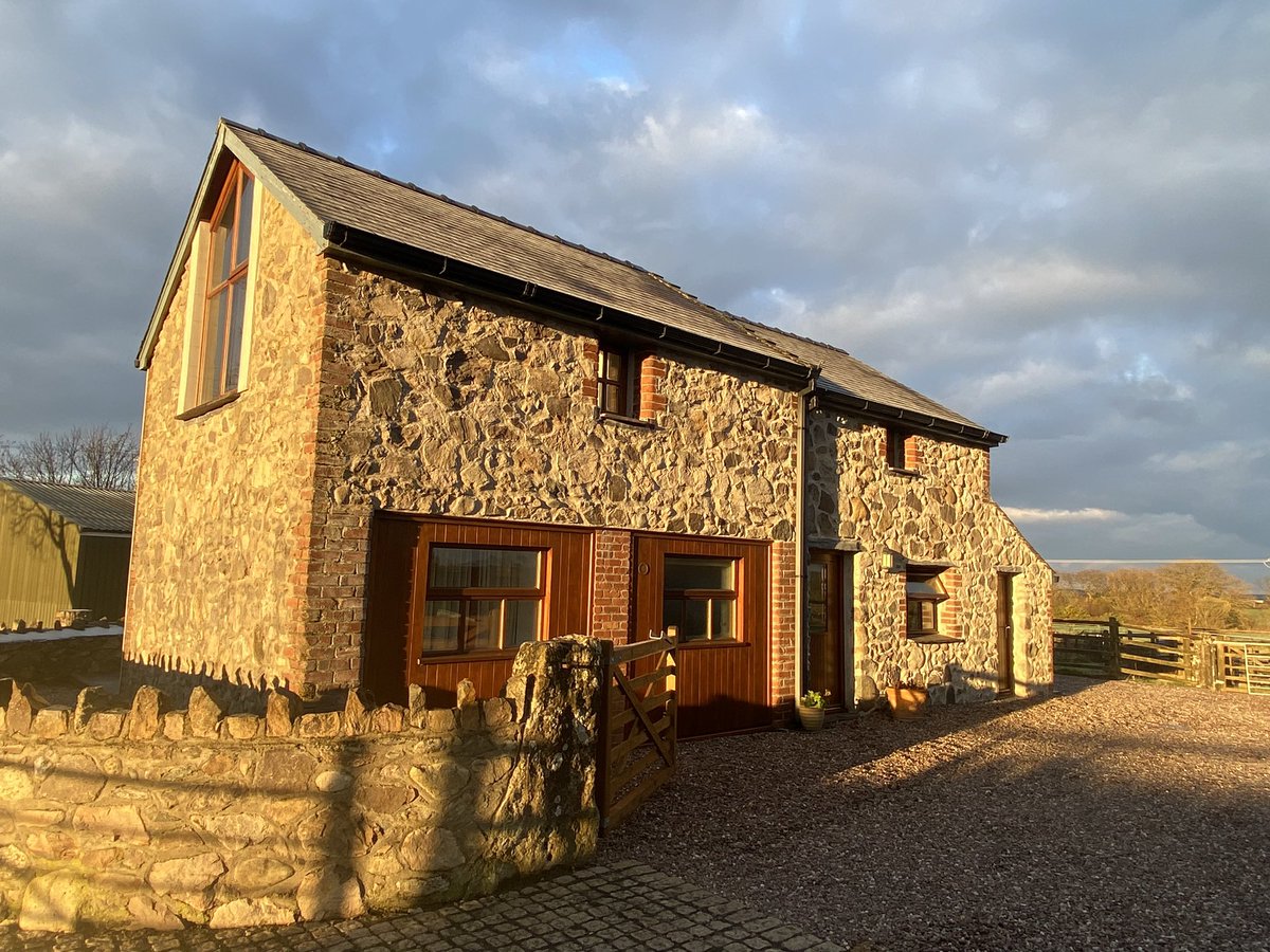 CymruCollective's tweet photo. @NWalesSocial Hello #NWalesHour. Good to be back up north!  Lovely flying visit at the weekend.  Stayed at Bryn Menai at Garth Farm in Y Fenliheli. 

#NorthWales #NorthWalesTourismAmbassddor @GoNorthWales @NWTBiz 

https://t.co/pezgjy6Dof https://t.co/zw9EH6E9nT