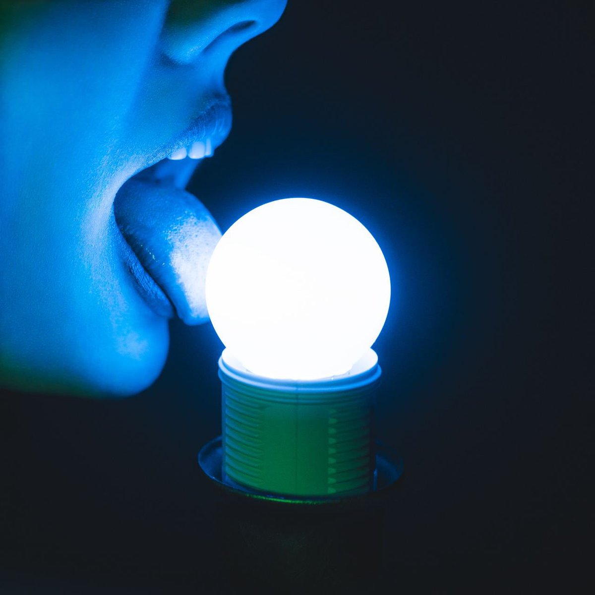 bat9r_ico's tweet photo. light in the dark?  not a metaphor, but an interesting experiment with shooting in the dark 👌🏻 https://t.co/QA6FXqXoIG