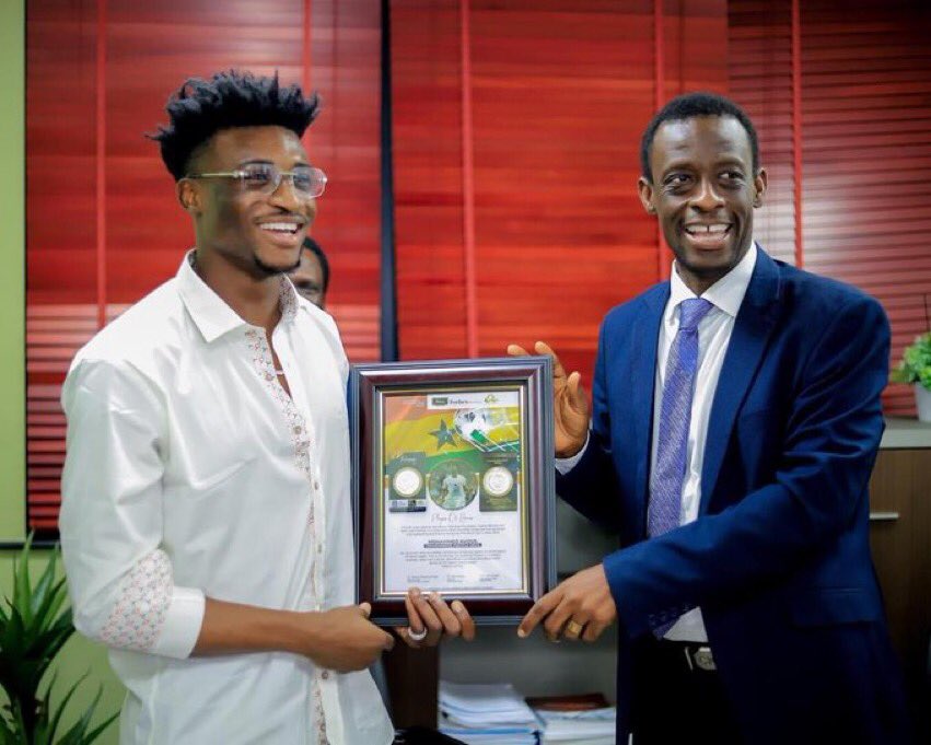 KudusMohammedGH's tweet photo. I am very thankful &amp; highly honored to receive this  commemorative gold coin medal from Hon. Kwabena Okyere Darko on behalf of Ghana Gold Expo. This is to the entire WC squad for our collective dream &amp; effort. Thanks for motivating &amp; inspiring this generation &amp; beyond. https://t.co/3SFETqzdZB