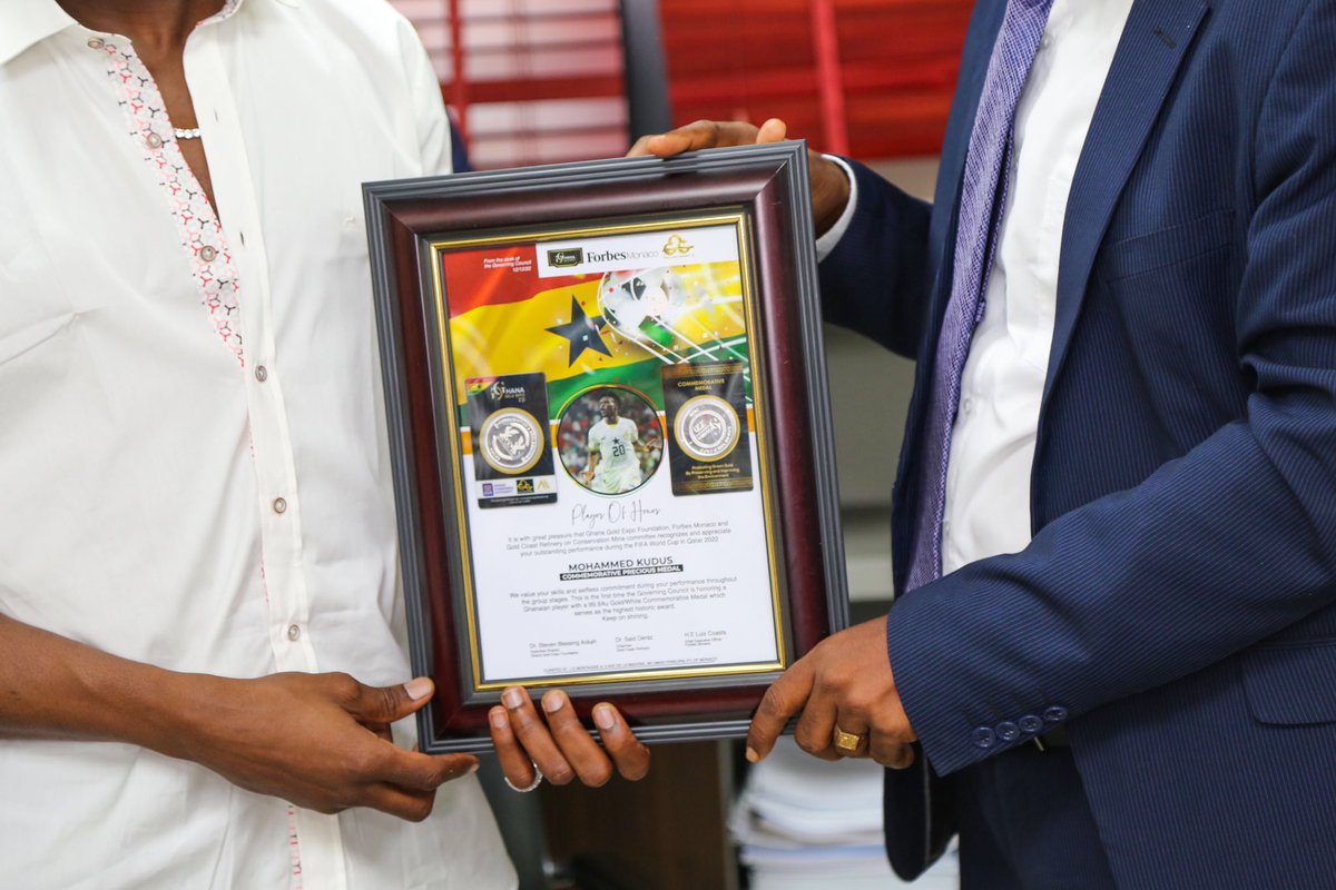 KudusMohammedGH's tweet photo. I am very thankful &amp; highly honored to receive this  commemorative gold coin medal from Hon. Kwabena Okyere Darko on behalf of Ghana Gold Expo. This is to the entire WC squad for our collective dream &amp; effort. Thanks for motivating &amp; inspiring this generation &amp; beyond. https://t.co/3SFETqzdZB