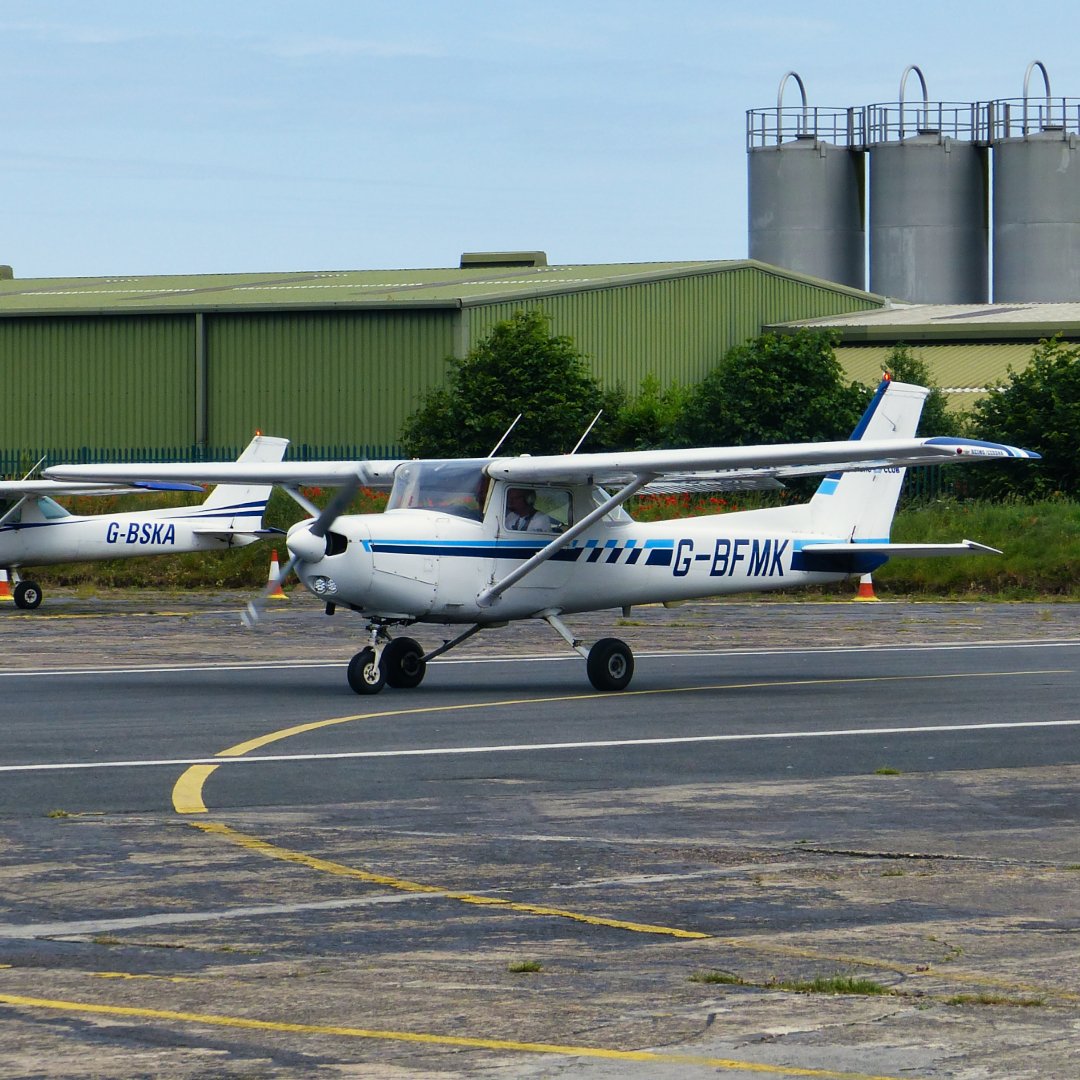 Michaelflying28's tweet photo. Leicestershire Aero Club Reims-Cessna FA152 Aerobat G-BFMK departing Sandtoft Airfield for Leicester Airport 18.6.22.
#cessna #reimscessna #reimsaviation #cessnalovers #cessnaaircraft #cessnapilot #flycessna #cessna152 #cessnac152 #cessnaf152 #c152 #f152 #cessnaaerobat https://t.co/5uo7IlDcqP