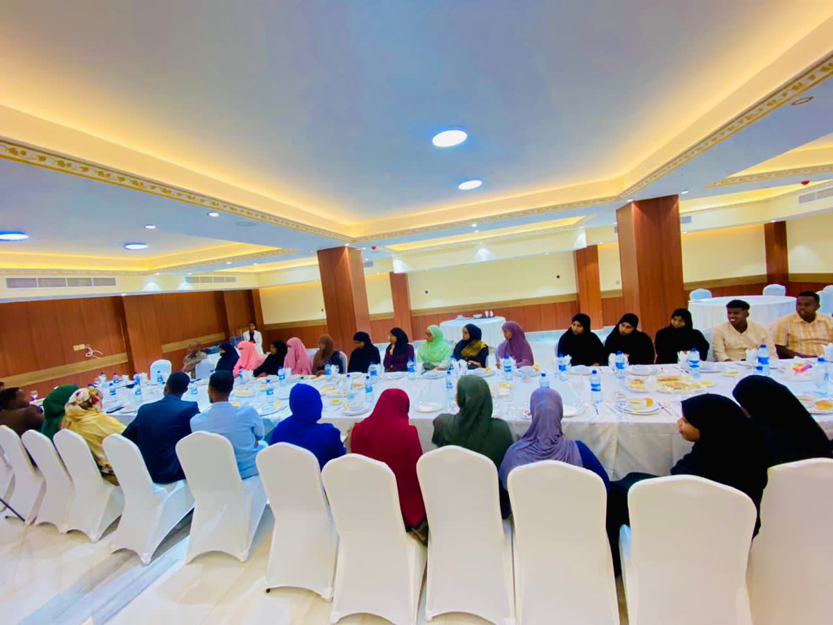 ysoh_2022's tweet photo. last night was a very meaningful night for us because, it was a great encouragement for us to be honored by the local government of Hargaisa, especially the mayor of the capital, his deputy and Ibrahim Kodbur district. Thank you all very much for honoring us.
#Headofmedia https://t.co/j6SZqWei3Y