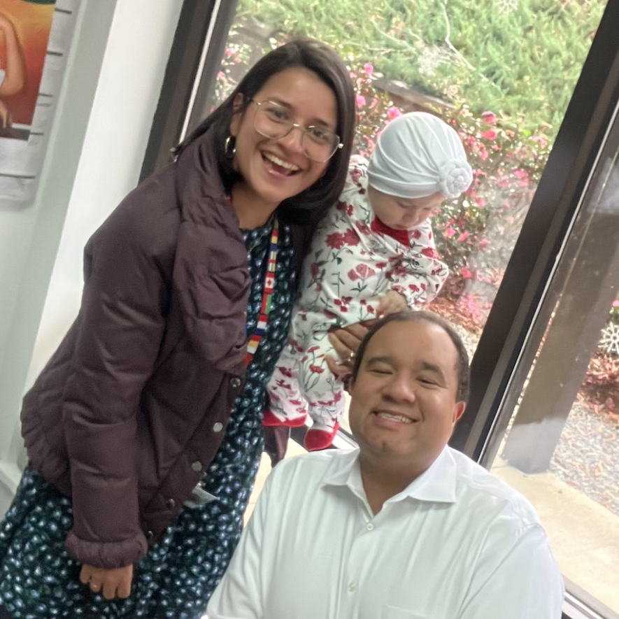 DurhamAcademy's tweet photo. "Los padres y estudiantes de DALE (Durham Academy Latinx-Hispanic Estudiantes) se reunen para compatir sus experiencias y diferentes culturas en grupo por primera vez con musica y comidas." -Sol Dhungana ’25
#DurhamAcademy #DADEE #DurhamAcademyDEE #affinitygroups https://t.co/bgU8zsqrf9